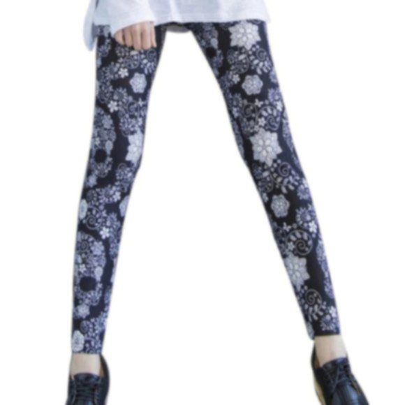 Small Black Skull & Floral Leggings - Picture 3 of 4